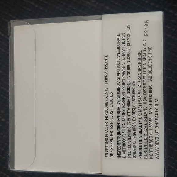 New revolution loose setting powder light yellow - Picture 3 of 6
